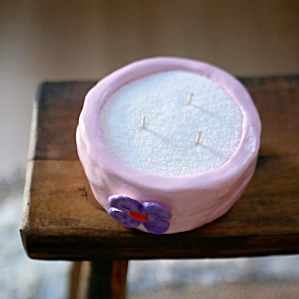 fehér szemcsés homokgyertya pink diy agyag gyertyatartóban, három kanóccal 